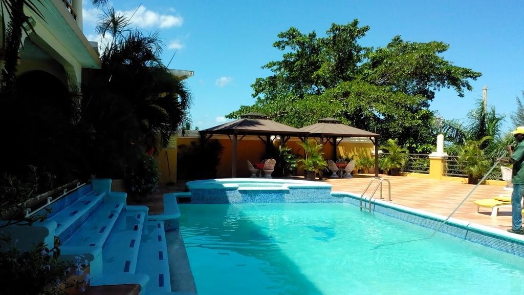 Grandiosa Hotel Teluk Montego Bagian luar foto