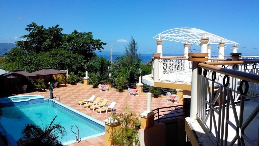 Grandiosa Hotel Teluk Montego Bagian luar foto