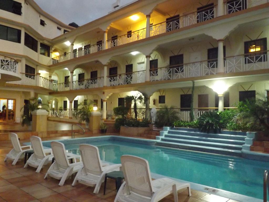 Grandiosa Hotel Teluk Montego Bagian luar foto