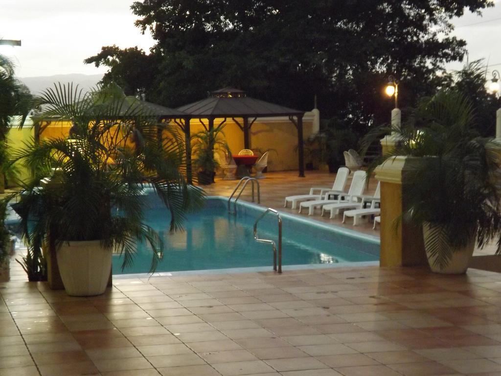 Grandiosa Hotel Teluk Montego Bagian luar foto