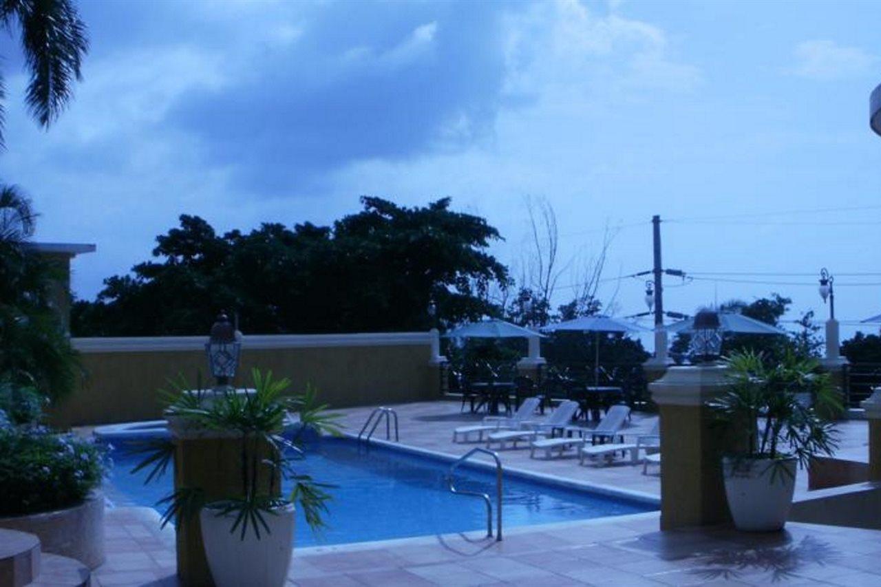 Grandiosa Hotel Teluk Montego Bagian luar foto