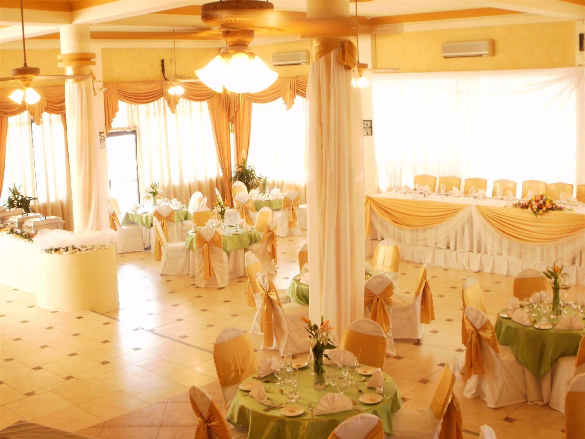 Grandiosa Hotel Teluk Montego Bagian luar foto