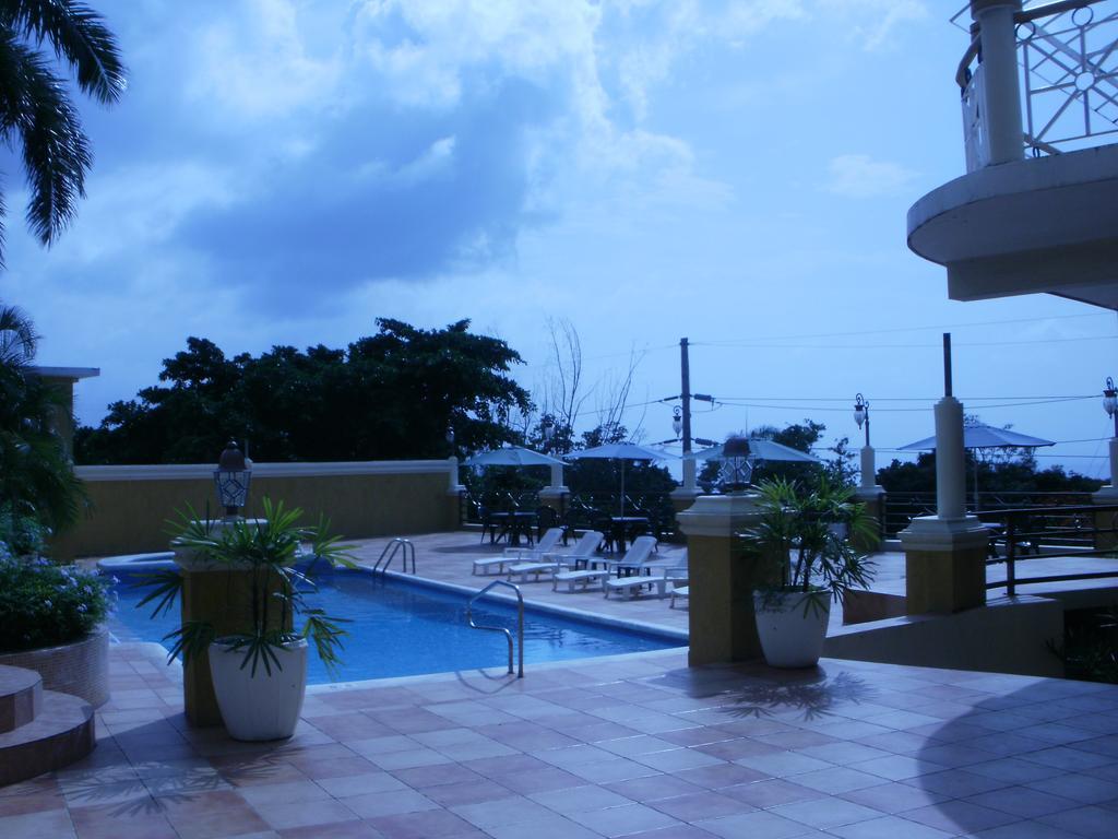 Grandiosa Hotel Teluk Montego Bagian luar foto