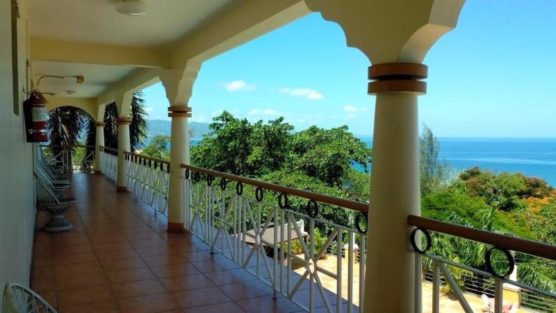 Grandiosa Hotel Teluk Montego Bagian luar foto