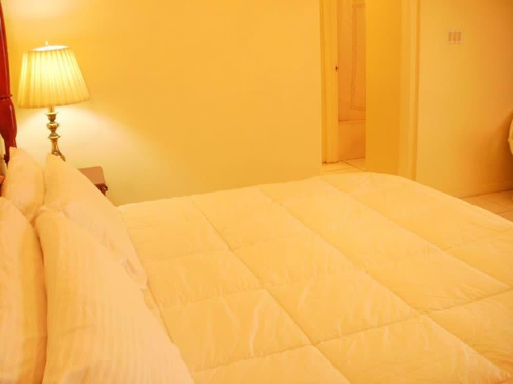 Grandiosa Hotel Teluk Montego Bagian luar foto